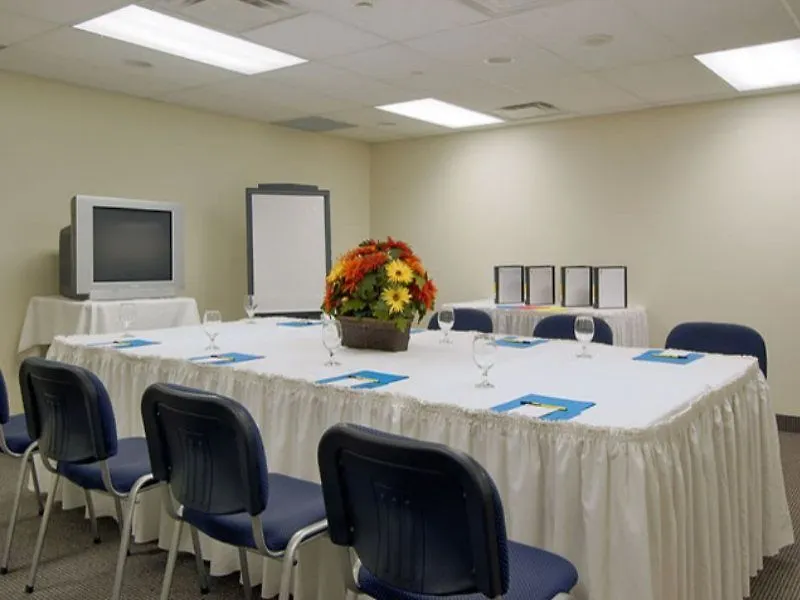 Super 8 By Wyndham Downtown Toronto Hotel 2*,