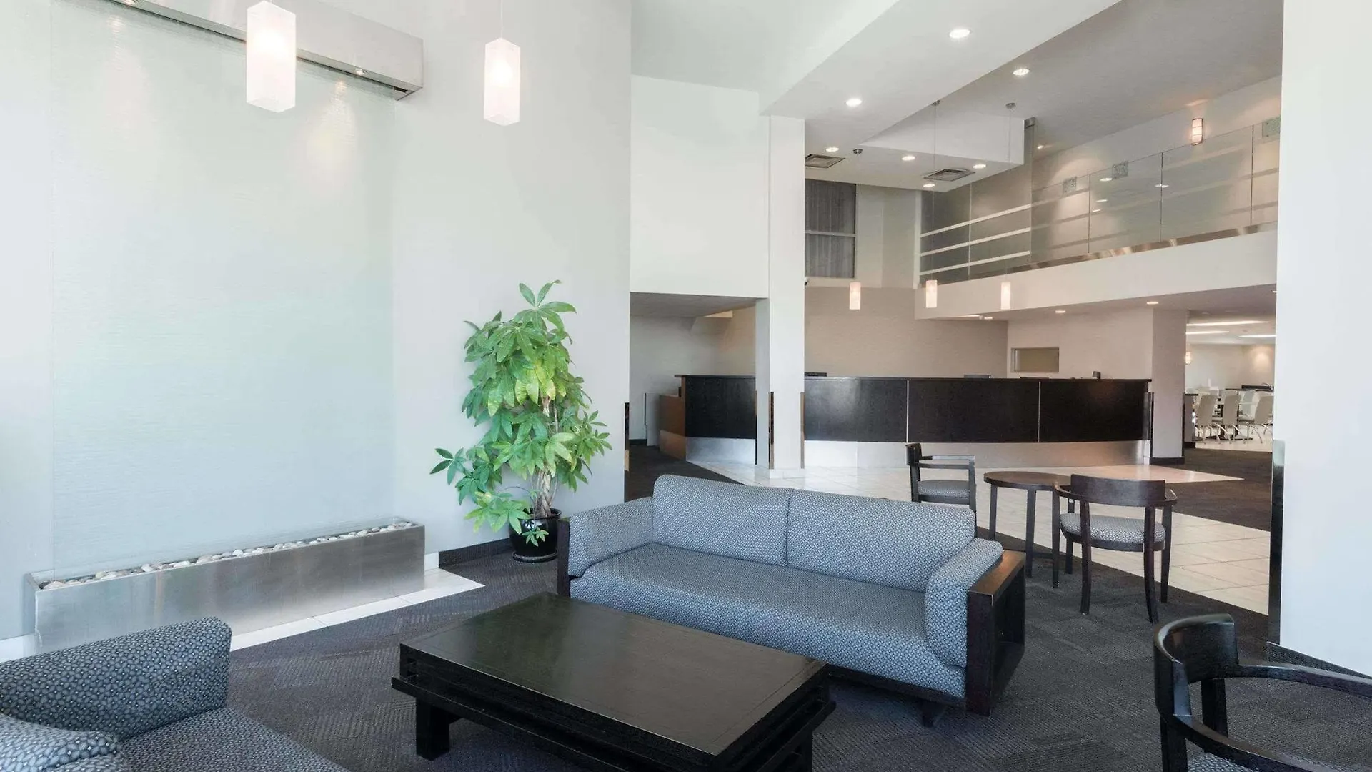 Super 8 By Wyndham Downtown Toronto Hotel