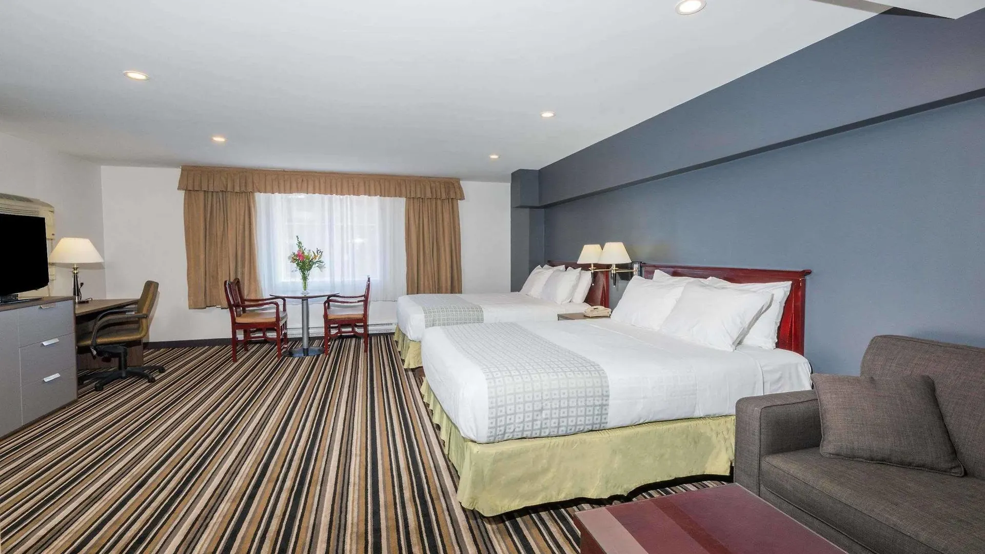 Super 8 By Wyndham Downtown Toronto Hotel 2*,  Canadá