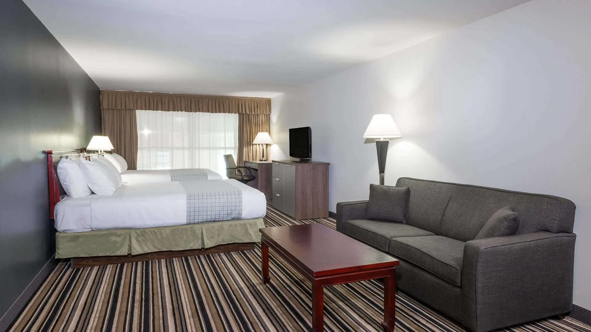 Super 8 By Wyndham Downtown Toronto Hotel
