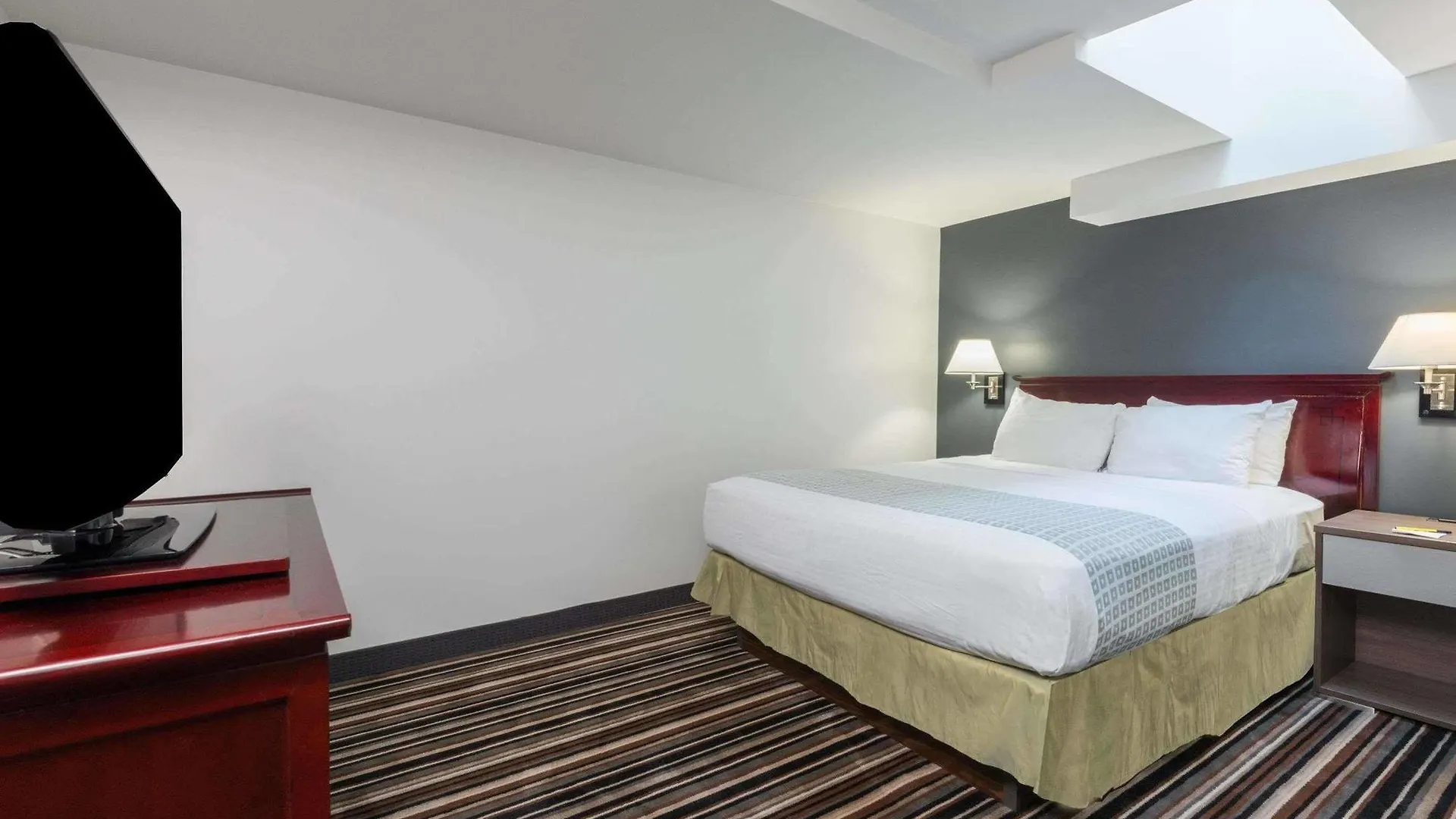 Super 8 By Wyndham Downtown Toronto Hotel