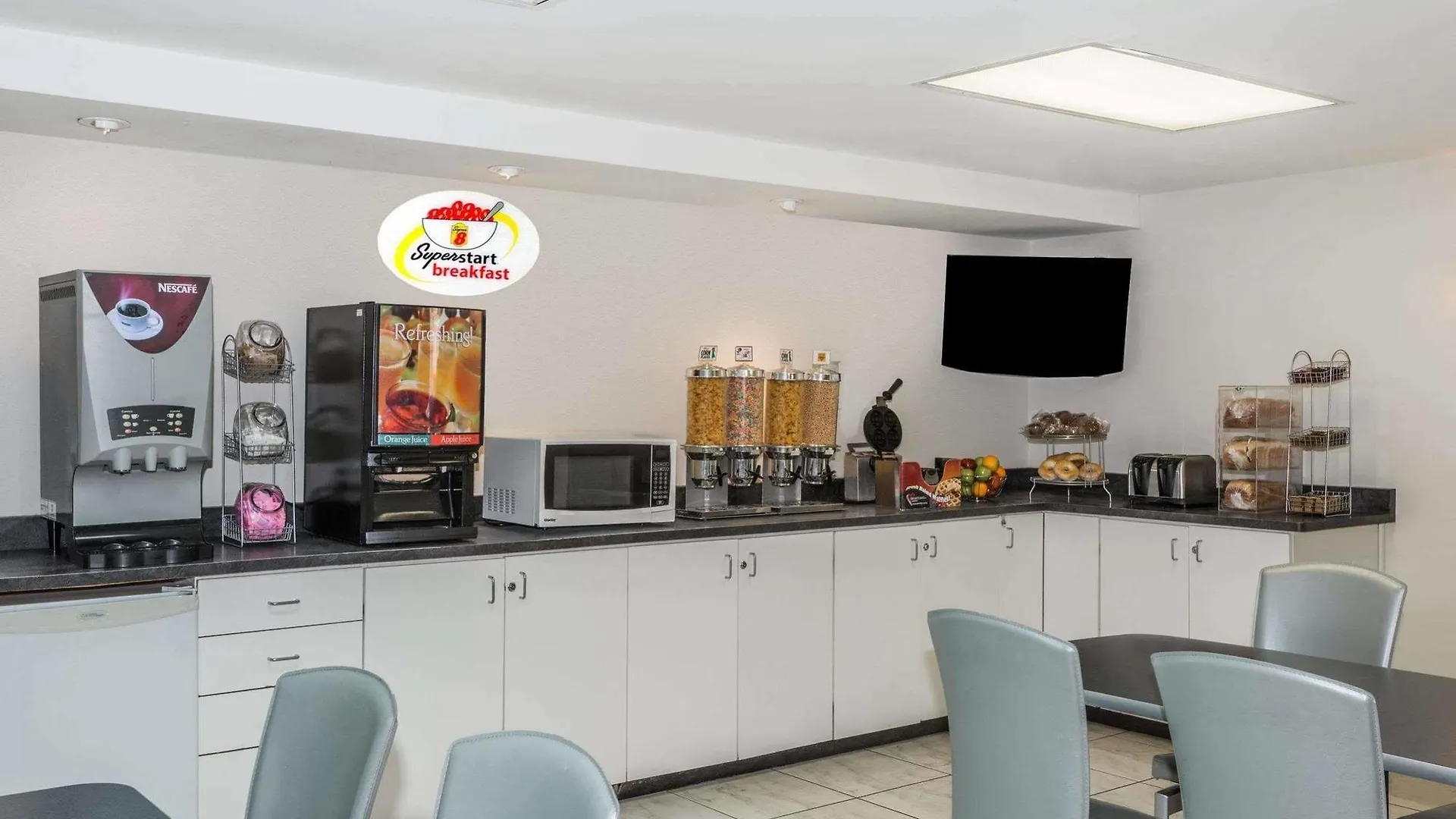 Super 8 By Wyndham Downtown Toronto Hotel