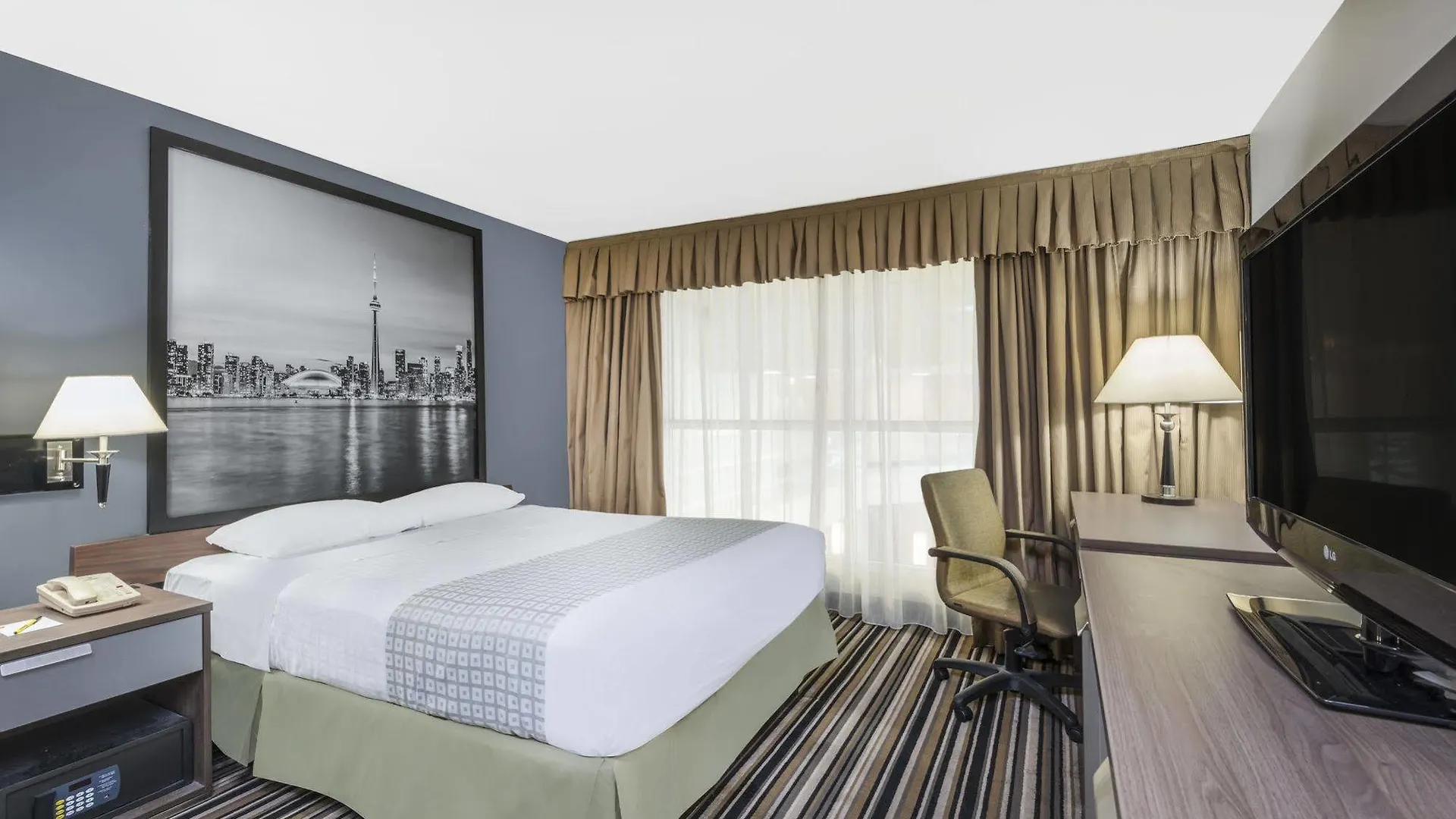 Super 8 By Wyndham Downtown Toronto Hotel