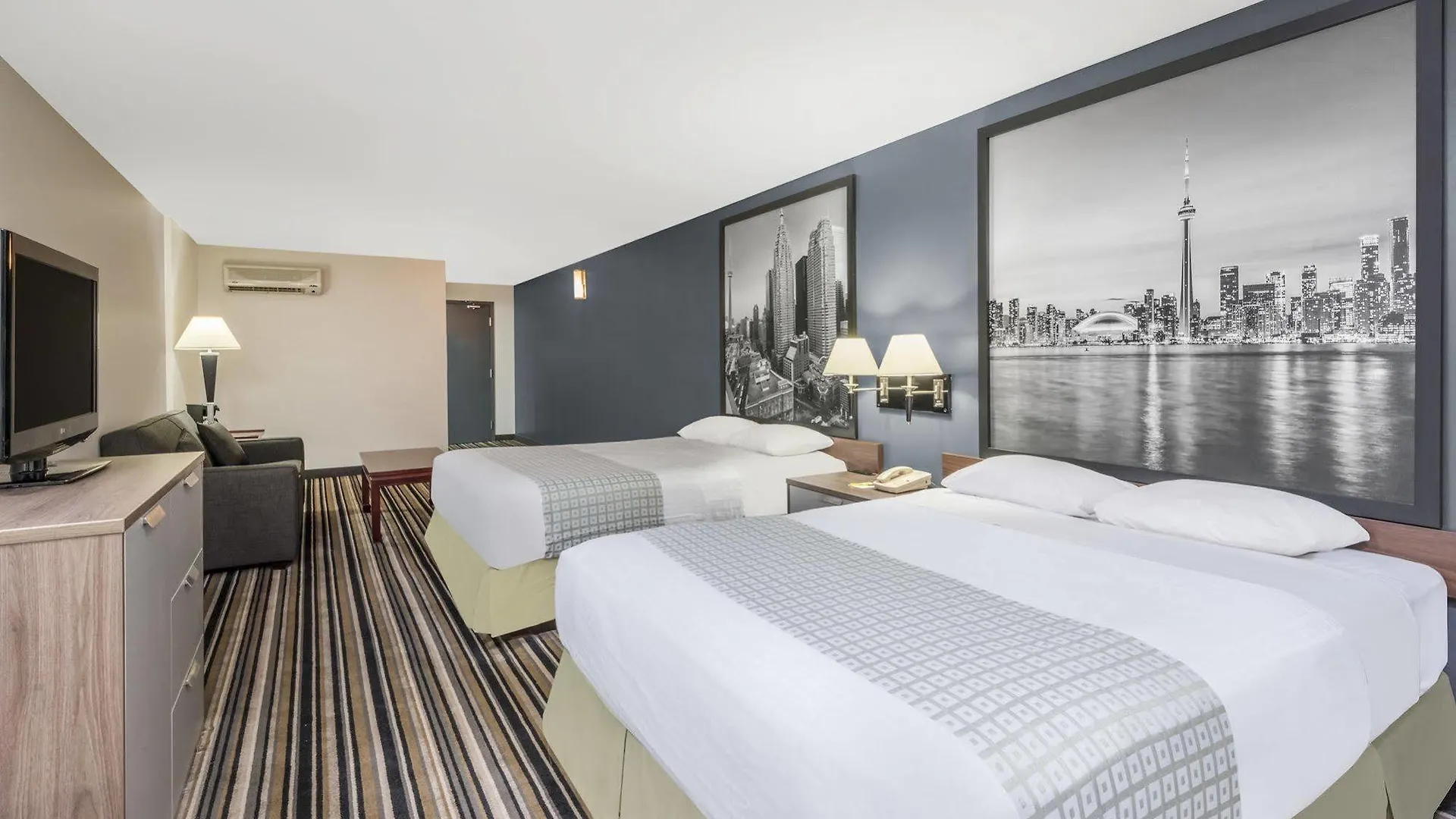 Super 8 By Wyndham Downtown Toronto Hotel