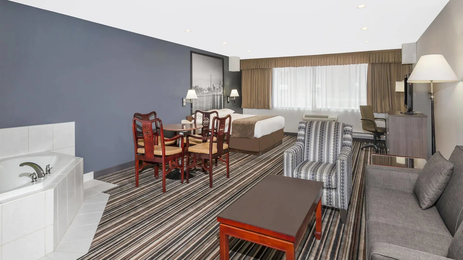 Super 8 By Wyndham Downtown Toronto Hotel