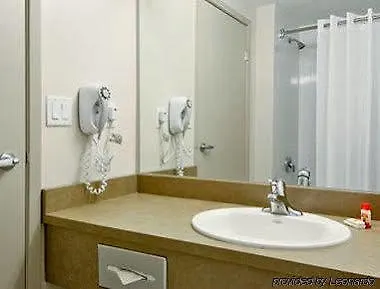 Super 8 By Wyndham Downtown Toronto Hotel